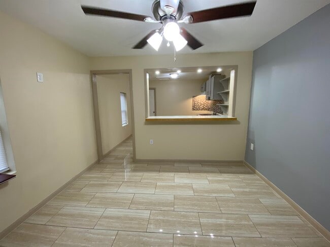 Building Photo - 305 W Ash St