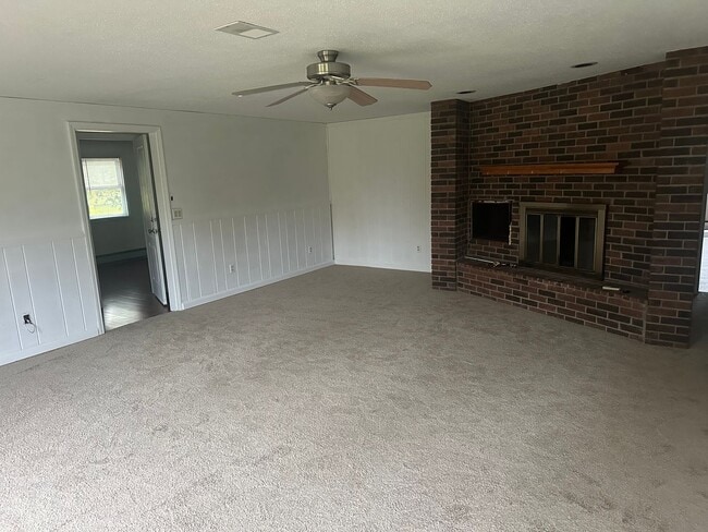 Building Photo - 3 bedroom available for immediate move in!