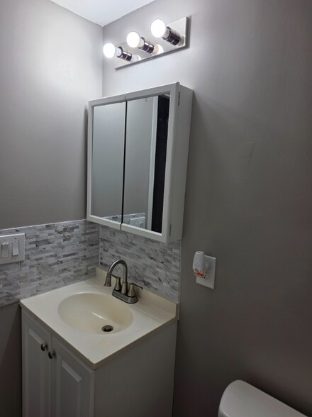 Building Photo - 734 N Country Acres Ave