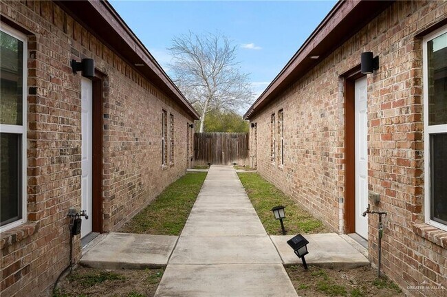 Building Photo - 3911 Valeria St