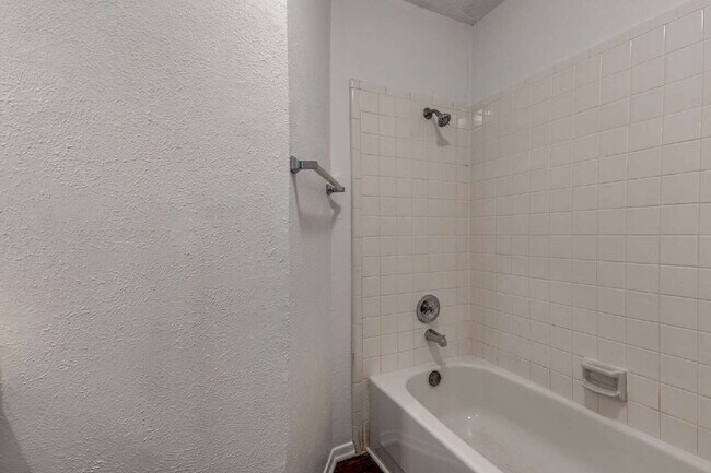 Building Photo - Stylish Half-Duplex in Arlington