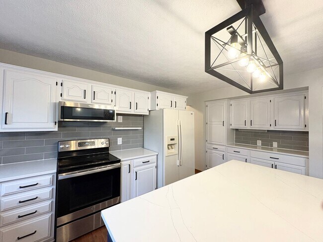 Building Photo - Stunning 5-Bedroom Home in Eagle Crest subdivision