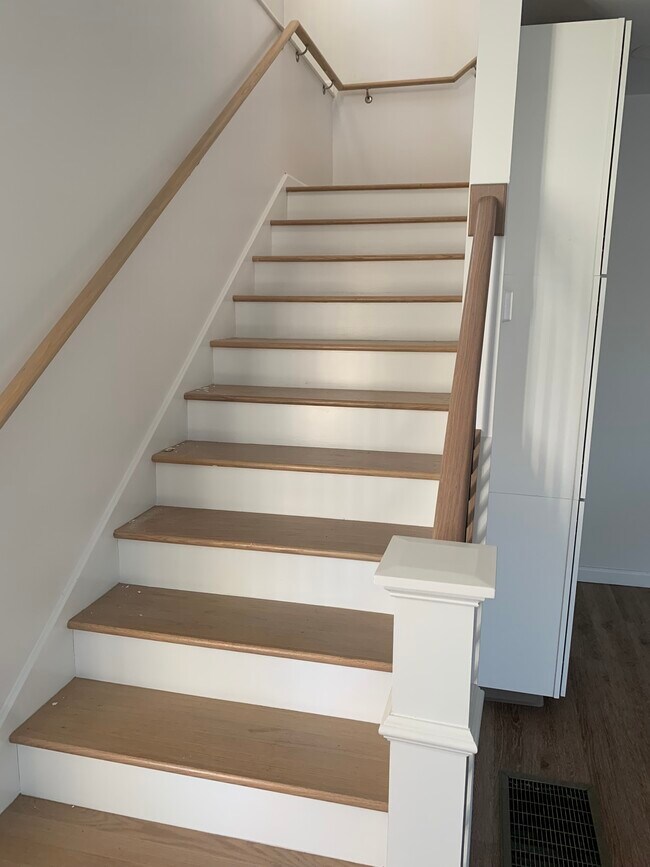 Building Photo - 8 Lakeview Dr