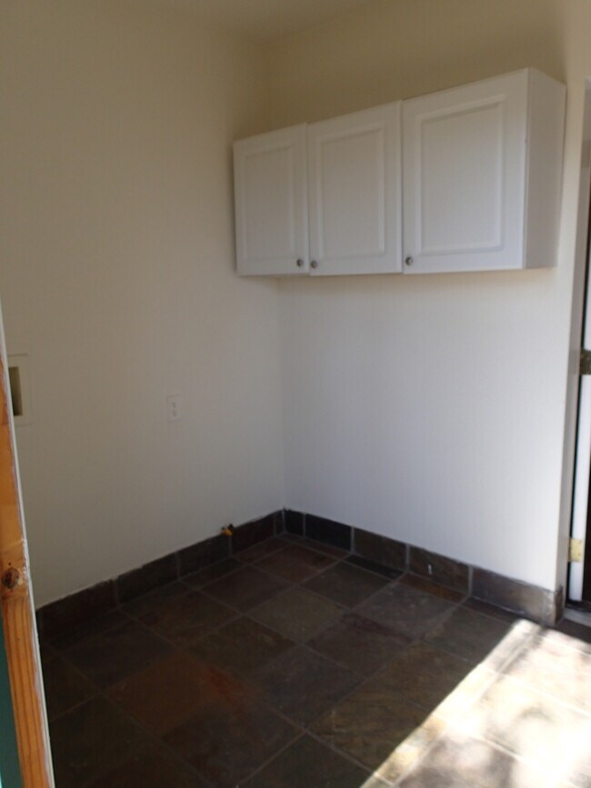 Building Photo - 2047 Ivar Ave