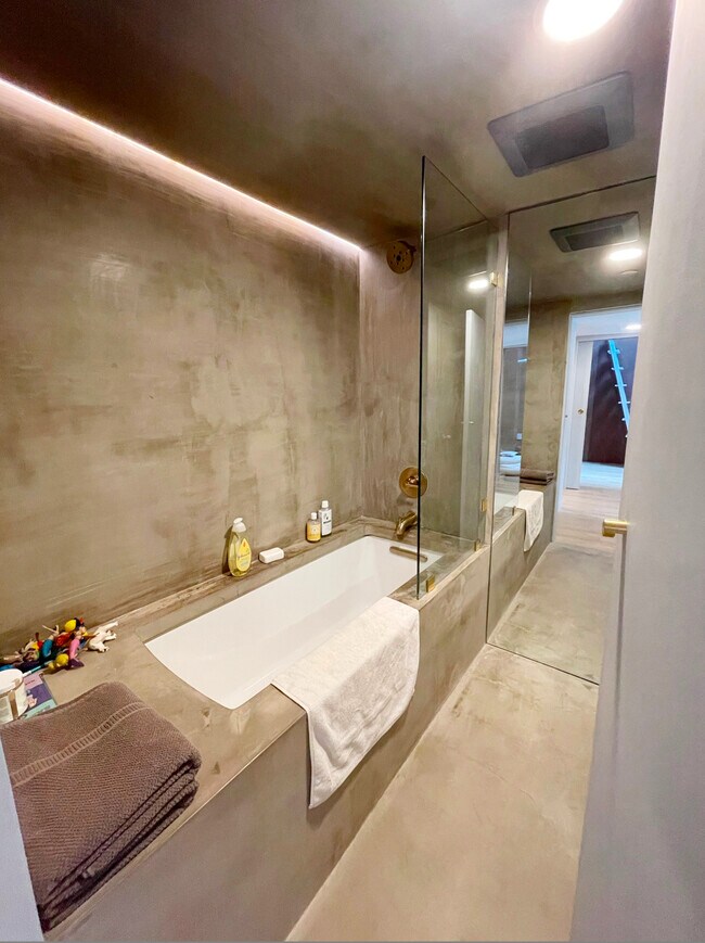 Upper bathroom - 154 Broadway