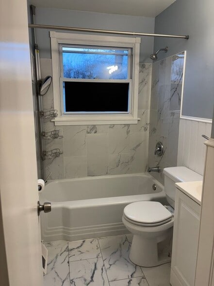 Building Photo - 9702 Oakdale Ave