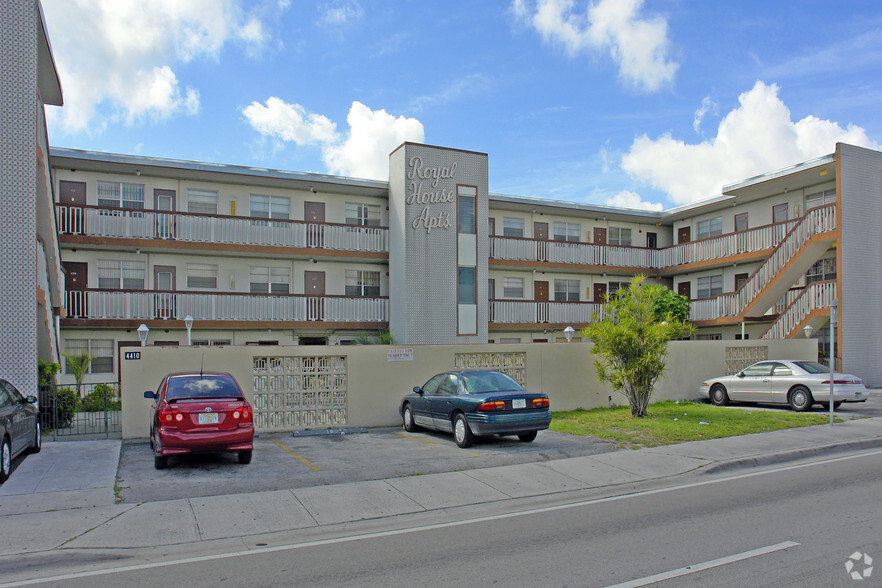 Building Photo - Royal House Apartments