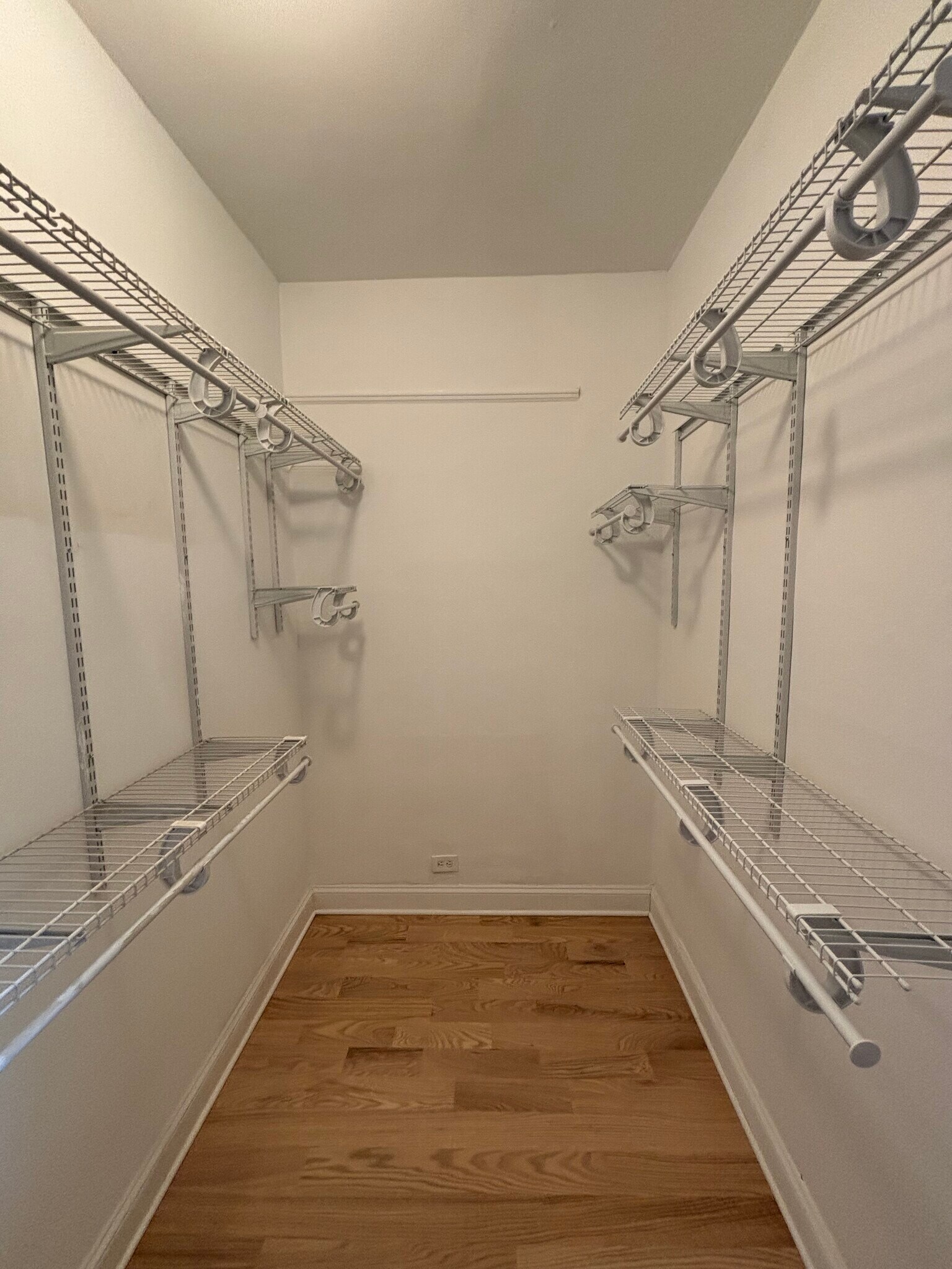 Walk-in - 1429 W Thome Ave