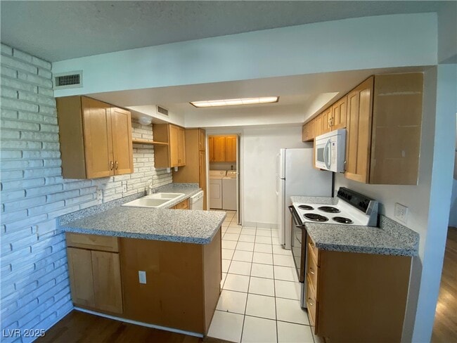 Building Photo - 3157 Pinehurst Dr