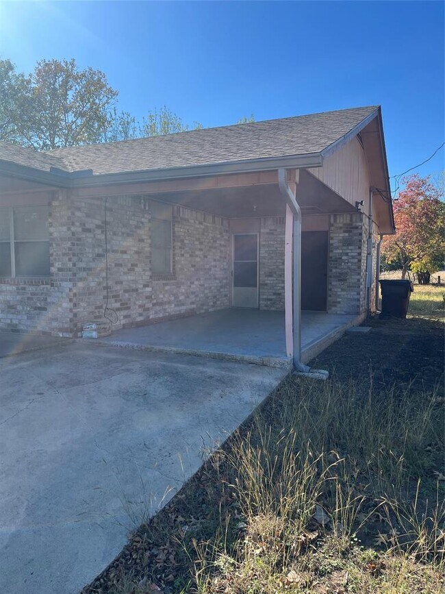 Building Photo - 705 Guadalimar St