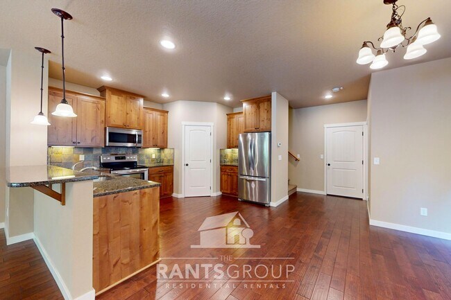 Building Photo - Beautifully upgraded townhome in a quiet L...