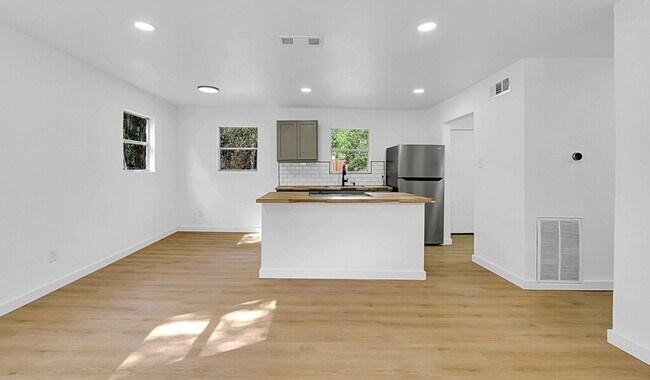 Building Photo - 2809 Parrott Ave