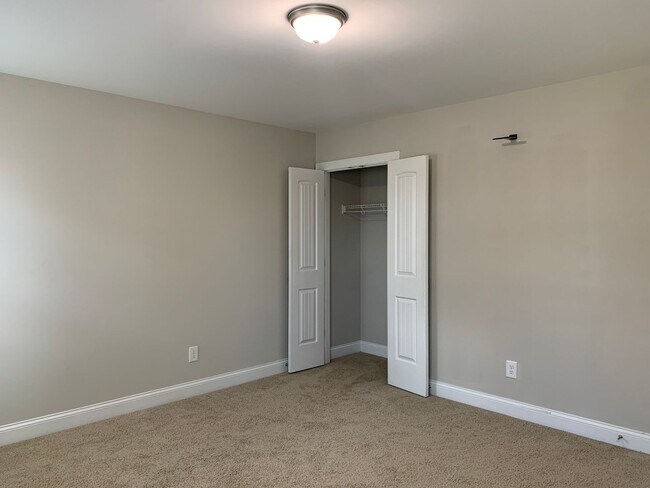Building Photo - AMAZING LOCATION, Fantastic 4 Bed Home, in...
