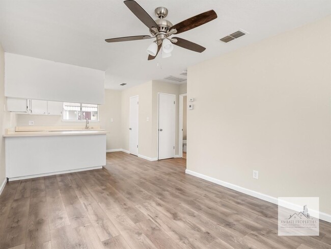 Building Photo - 4475 N Thorne Ave