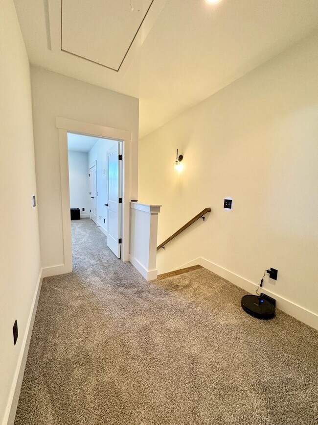 Building Photo - 2 Bed, 2.5 Bath Townhome with 2 Reserved Parking Spots