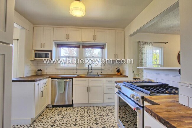 Building Photo - 3 Bed, 2 Bath Home Near McMenamins Kennedy School in NE Portland