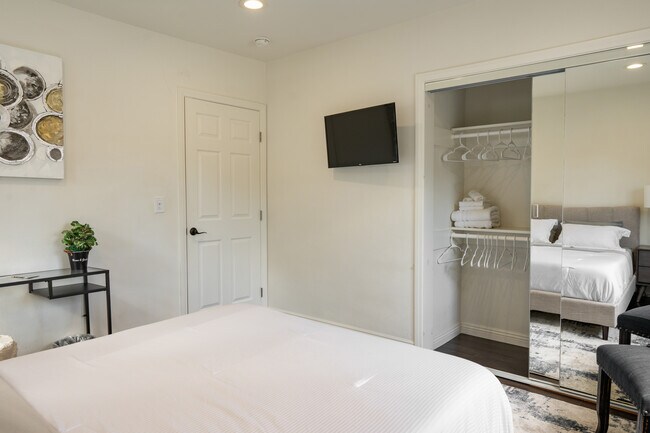 Building Photo - 15153 La Maida St