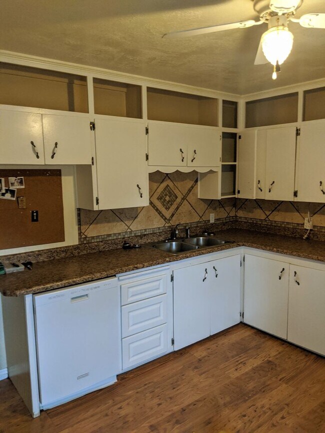 Building Photo - Cozy East Side Home!