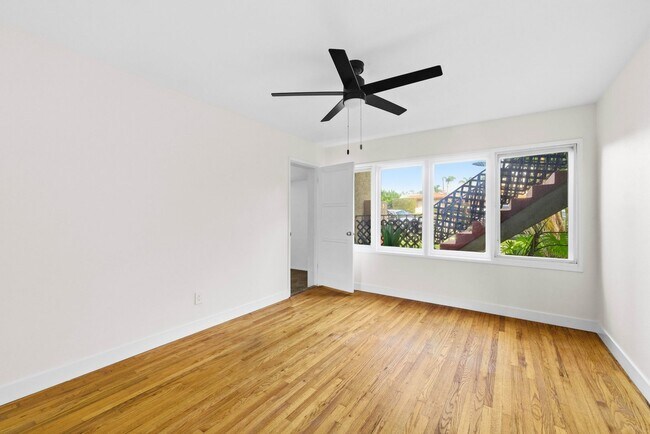 Building Photo - 2BR Coastal La Jolla Apartment | Steps to Windansea Beach