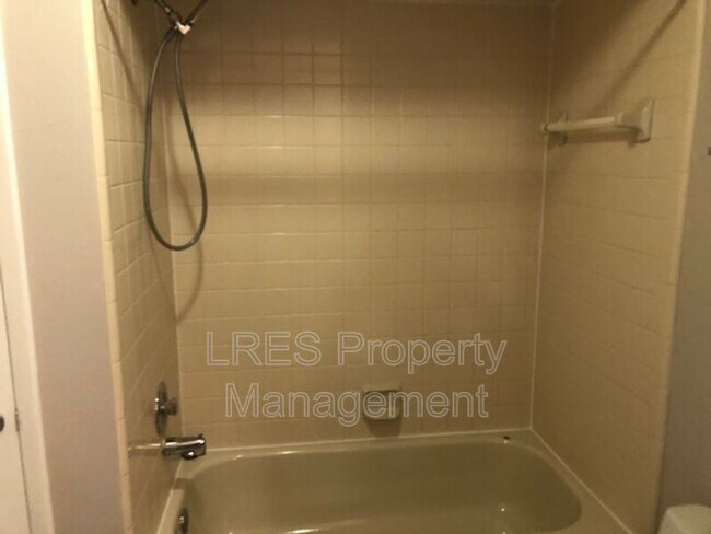 Building Photo - 1406 Northlake Dr