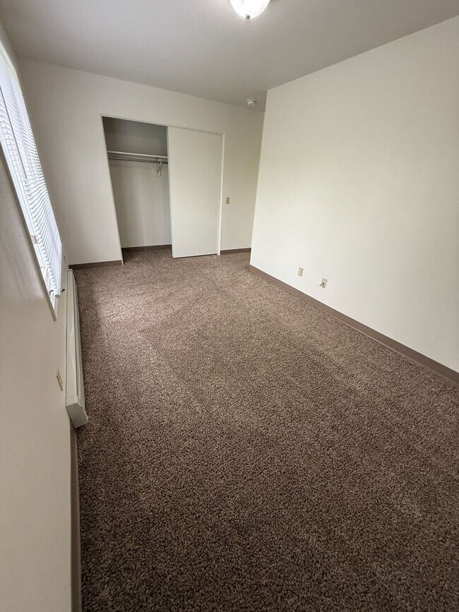 Building Photo - 2 BD, 1 BA Apartment Nestled Back on a Culd-de-Sac