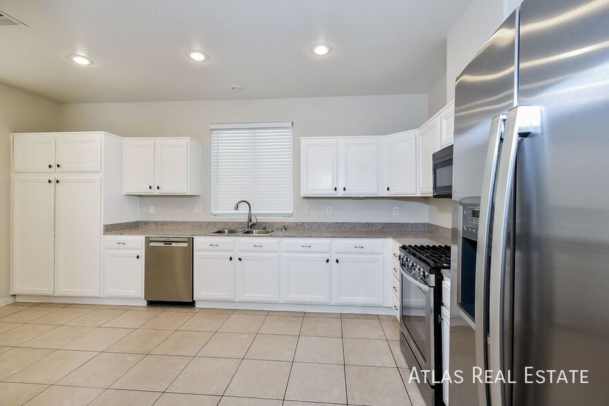 Building Photo - 8920 Picket Fence Ave