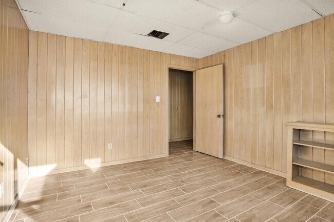 Building Photo - 601 S Cochran St