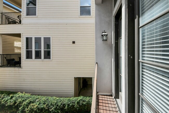 Building Photo - 1716 Stuart St