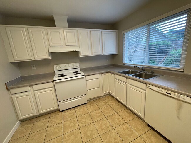 Building Photo - Wonderful 3 Bedroom Move-In Ready