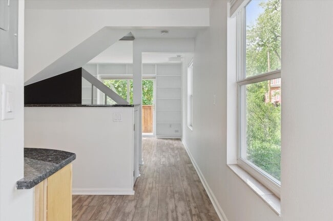 Building Photo - Updated & Bright 2BR Condo in Prime Boulde...