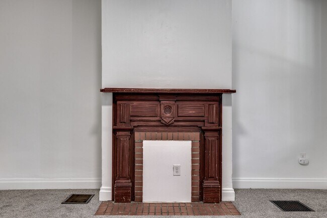 Building Photo - AVAILABLE NOW - Beautifully RENOVATED 3 Bedroom Home w/ TONS of Natural Light!