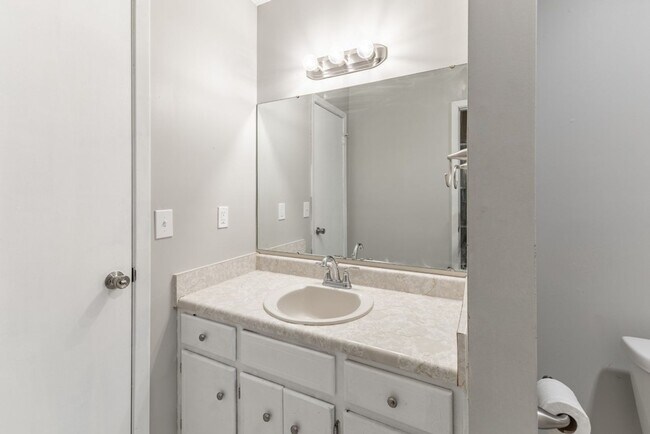 Building Photo - Stylish, Spacious & Updated! Don’t Miss Th...