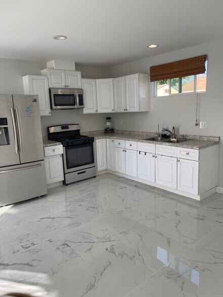 Building Photo - 10310 Montgomery Ave