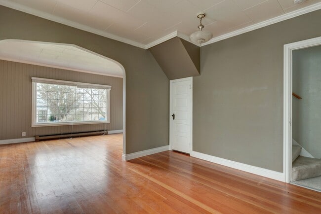 Building Photo - Pet Friendly 2 Bed, 1 Bath Home