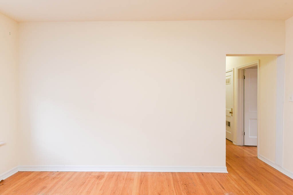 Building Photo - 3038 W Wellington Ave