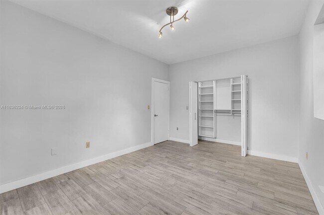 Building Photo - 1622 Bay Rd