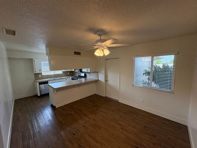 Building Photo - Spacious SE Tulare Home Near Shopping Centers Rent Ready!