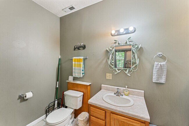 Building Photo - 1052 Twin Oaks Rd
