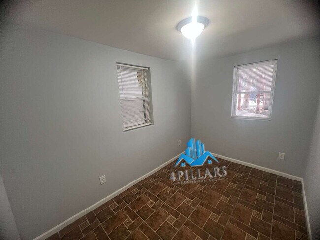 Building Photo - "Cozy 1-Bedroom Duplex Gem on Sohl Avenue - Plenty of Comfort!"