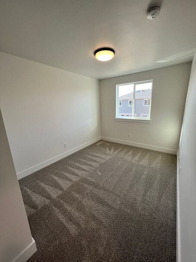 Building Photo - Petrosa 3 Bedroom Townhome