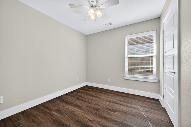 Building Photo - 1016 Ray Dr