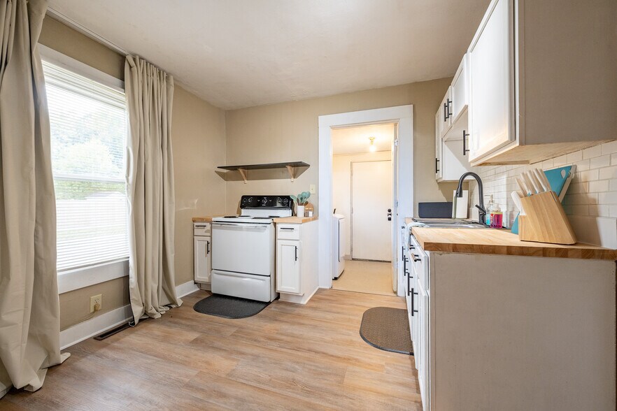 Building Photo - 4502 Kingsley Dr