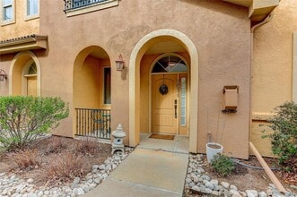 Building Photo - Renovated 2-bed 2.5 bath bright and open townhome located in the heart of Lone Tree!