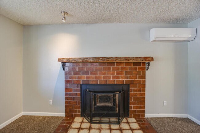Building Photo - THREE BEDROOM NEAR LENA PARK