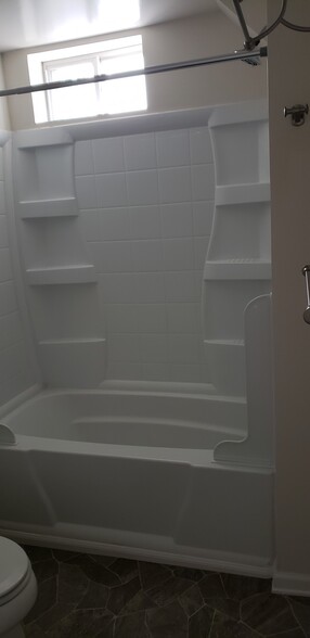 Bathtub - 508 Melwood Ave