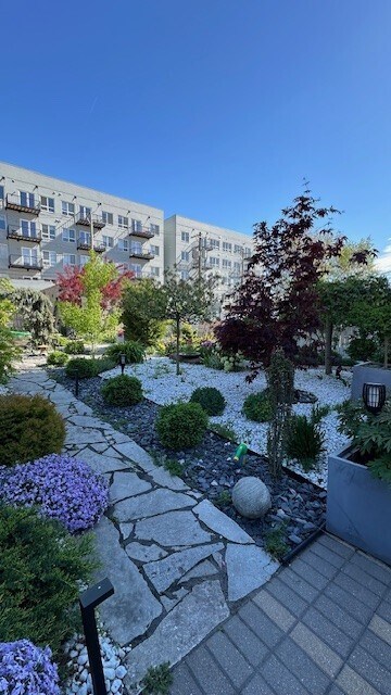 Building Photo - 2142 W Monroe St