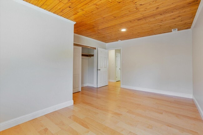 Building Photo - Family Home and In-Law Unit for Rent