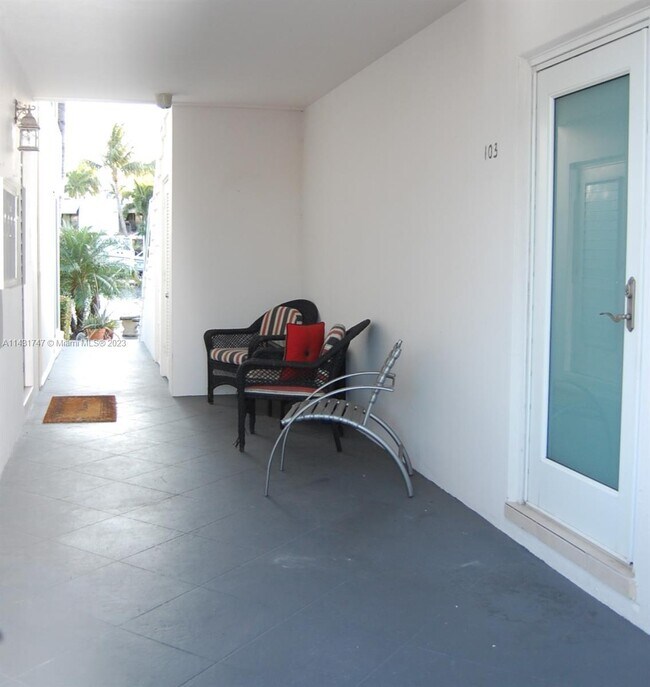 Building Photo - 180 Isle of Venice Dr