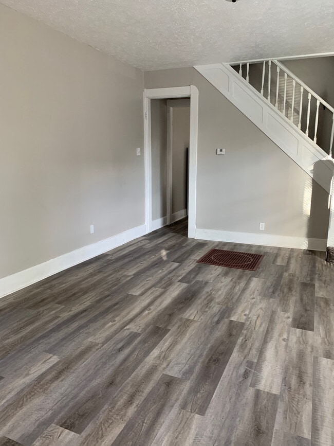 Building Photo - 1053 Villa Ave