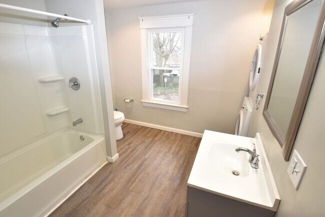 Building Photo - Spacious Downtown Mishawaka Apartment